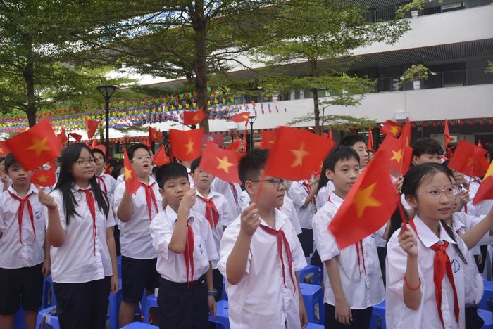 Niềm vui của học sinh Trường THCS Trần Duy Hưng trong ngày khai giảng năm học mới