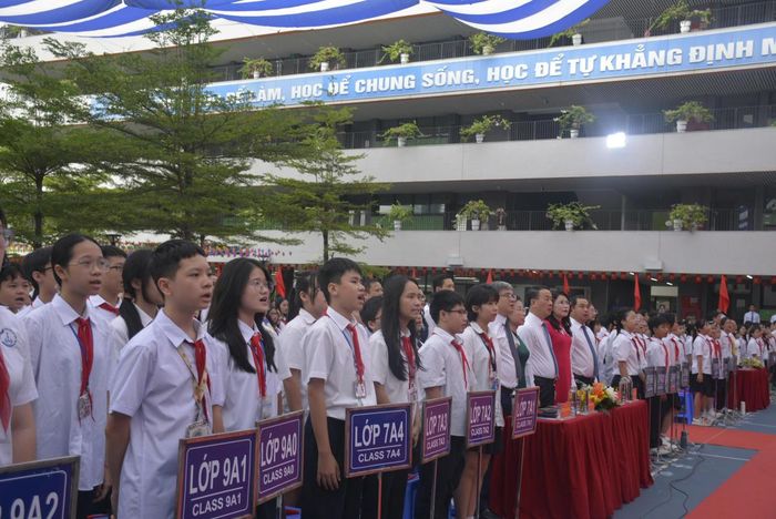 Tập thể thầy và trò Trường THCS Trần Duy Hưng chào cờ, hát quốc ca trong lễ khai giảng