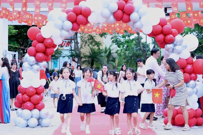 Học sinh Trường Tiểu học Đô thị Việt Hưng hân hoan đón năm học mới.