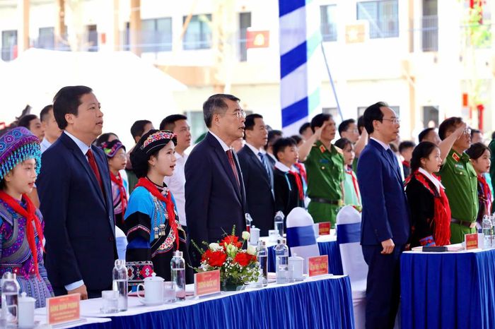 Thủ tướng Chính phủ Lê Minh Hưng và đại biểu thực hiện nghi thức chào cờ. Ảnh: Đoàn Bắc