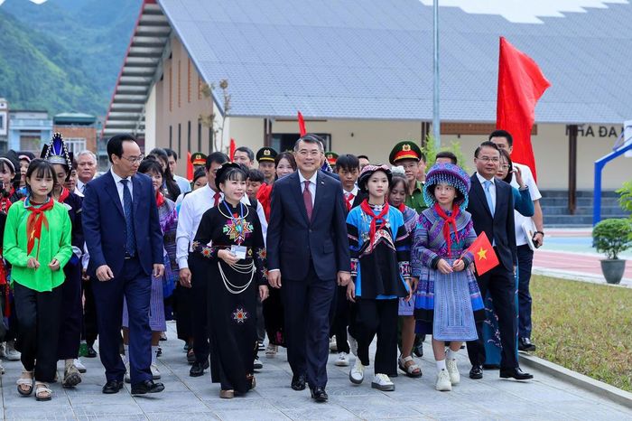 Thủ tướng Chính phủ Lê Minh Hưng đến dự Lễ khai giảng năm học 2026-2027 tại Trường Phổ thông nội trú Mường Khương, xã Mường Khương, tỉnh Lào Cai. Ảnh: Nhật Bắc