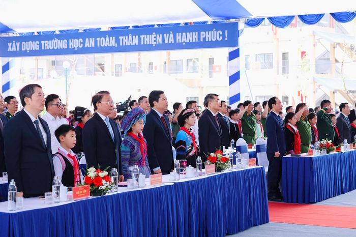 Thủ tướng Chính phủ Lê Minh Hưng và đại biểu thực hiện nghi thức chào cờ. Ảnh: Nhật Bắc