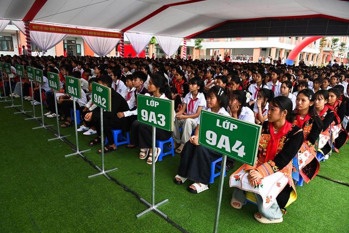 Năm học 2026 - 2027 là năm học có ý nghĩa đặc biệt đối với ngành Giáo dục và Đào tạo Lai Châu khi toàn tỉnh tiếp tục triển khai những nhiệm vụ đổi mới, nâng cao chất lượng giáo dục, đồng thời thực hiện sắp xếp mạng lưới cơ sở giáo dục. Đến nay, 38/38 xã, phường đã hoàn thành việc sắp xếp; toàn tỉnh còn 194 cơ sở giáo dục công lập, giảm 141 cơ sở so với trước sắp xếp. Ngành Giáo dục và các địa phương đang tiếp tục kiện toàn tổ chức bộ máy, bố trí đội ngũ, hoàn thiện cơ sở vật chất, bảo đảm các cơ sở giáo dục hoạt động ổn định, không ảnh hưởng đến nhiệm vụ năm học mới.