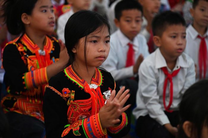 Từ vùng biên giới Hua Bum, Bum Nưa, Dào San, Phong Thổ đến các trường học trên địa bàn tỉnh Lai Châu, tiếng trống khai trường vang lên cùng một thời điểm, mang theo niềm vui, niềm tin và những kỳ vọng về một năm học mới. Với sự quan tâm của các cấp ủy, chính quyền, sự chuẩn bị chu đáo của ngành Giáo dục, các nhà trường và địa phương, năm học 2026 - 2027 được mở đầu bằng một ngày hội đầy ý nghĩa, tiếp thêm động lực để các thầy, cô giáo và các em học sinh trong toàn tỉnh tiếp tục thực hiện mục tiêu nâng cao chất lượng giáo dục; chăm lo tốt hơn cho học sinh, nhất là học sinh vùng khó khăn, vùng đồng bào dân tộc thiểu số và vùng biên giới.