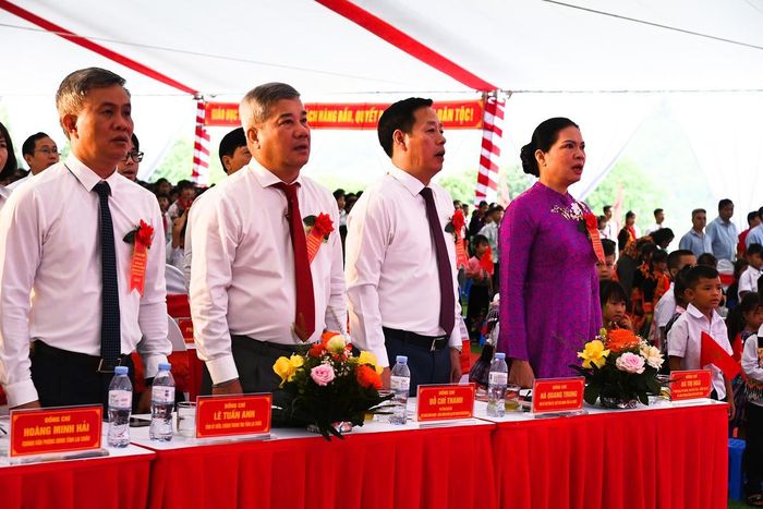 Đúng 7 giờ 30 phút, trong sự háo hức của thầy cô, học sinh và các đại biểu, Lễ Khánh thành các Trường Phổ thông nội trú tại các xã biên giới được kết nối trực tuyến với điểm cầu trung tâm tại Trường Phổ thông nội trú Mường Khương, tỉnh Lào Cai. 