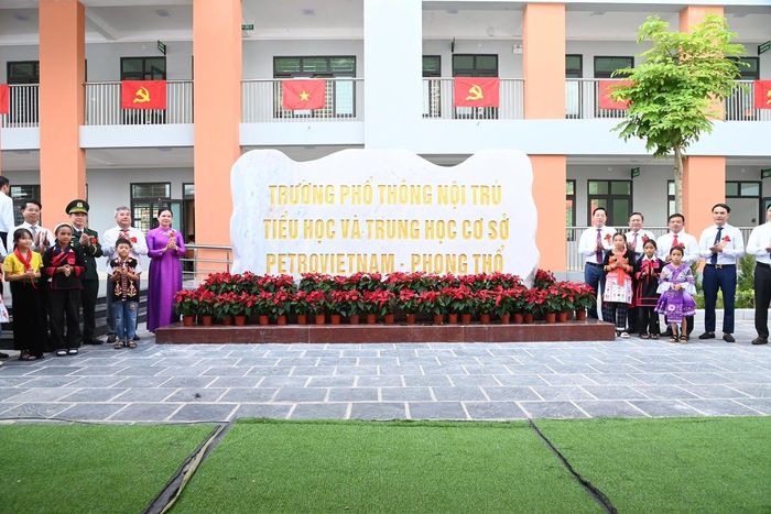 Phó Chủ tịch - Tổng Thư ký UBTƯ MTTQ Việt Nam Hà Thị Nga cùng các đại biểu chụp hình lưu niệm cùng thầy và trò Trường Phố thông nội trú Tiểu học và THCS Petrovietnam - Phong Thổ.