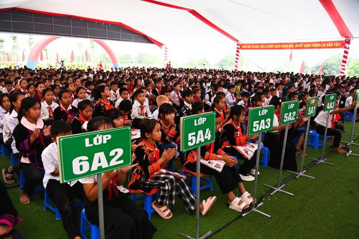  Toàn tỉnh đã huy động 9.804/9.814 trẻ 6 tuổi vào lớp 1, đạt 99,9%; tuyển sinh vào lớp 6 đạt 99,22%. Đối với 5 trường Phổ thông nội trú Tiểu học và THCS mới, đã phê duyệt trúng tuyển 5.318/5.320 chỉ tiêu, đạt 99,96%, trong đó có 4.557 học sinh nội trú và 761 học sinh bán trú.