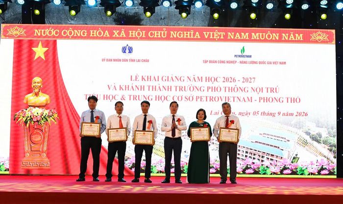 Trong khuôn khổ buổi Lễ, Chủ tịch UBND tỉnh Lai Châu đã tặng Bằng khen cho 3 tập thể, 2 cá nhân có thành tích xuất sắc trong triển khai, thực hiện xây dựng trường phổ thông nội trú liên cấp tiểu học và trung học cơ sở tại các xã biên giới trên địa bàn tỉnh.