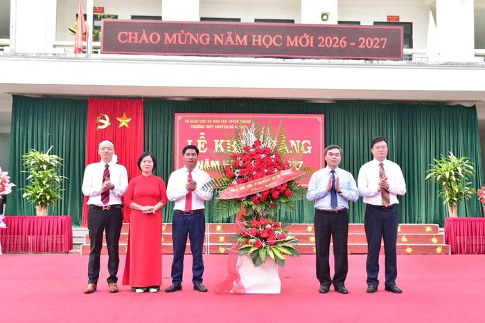 Chủ tịch Ủy ban MTTQ Việt Nam tỉnh Tuyên Quang Ma Thế Hồng tặng hoa chúc mừng nhà trường. Ảnh: MTTQ.