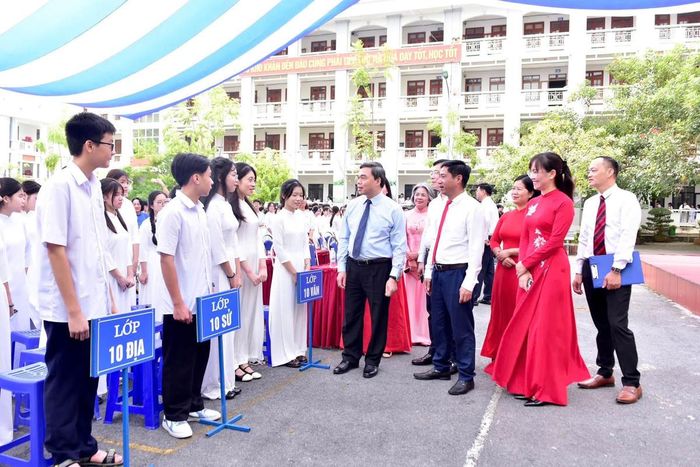 Chủ tịch Ủy ban MTTQ Việt Nam tỉnh Tuyên Quang Ma Thế Hồng trò chuyện với giáo viên và các em học sinh. MTTQ.