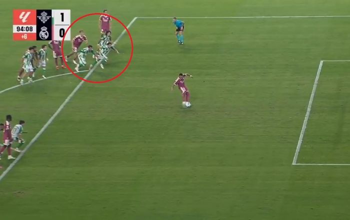  Chân Marc Bartra chưa chạm vào vùng cấm thời điểm Mbappe tung cú sút. 