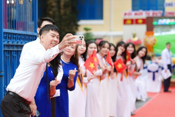 Thầy trò trường THPT Khai Nguyên đến trường từ sớm để chuẩn bị cho lễ khai giảng. Ảnh: Thái An.
