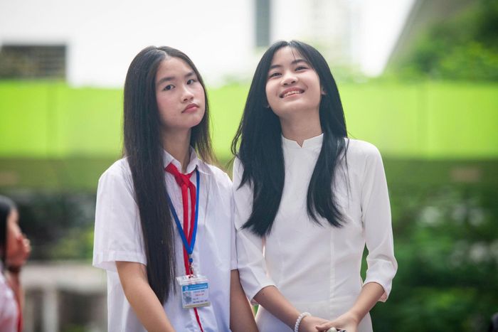 Học sinh, phụ huynh trường THCS Trần Duy Hưng rạng rỡ trong ngày khai trường. Ảnh: Đinh Hà.