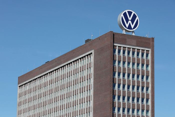 Theo kế hoạch tái cấu trúc toàn diện mang tên "Future Plan 2030", Volkswagen sẽ cắt thêm khoảng 50.000 việc làm, bao gồm cả các vị trí quản lý. Tập đoàn cũng phải xử lý tình trạng dư thừa công suất tại châu Âu, hiện lên tới hơn 500.000 xe.