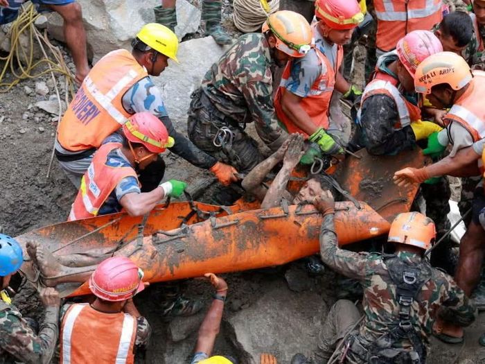 Lực lượng cứu hộ đưa hai công nhân ra khỏi đường hầm tại dự án thủy điện Trishuli 3A ở huyện Rasuwa, Nepal, ngày 4/9. Ảnh: Reuters.