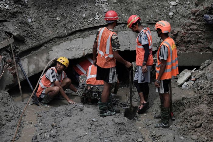 Đội cứu hộ tại đường hầm thuộc Nhà máy thủy điện Trishuli 3A ở Rasuwa, Nepal, hôm 3/9. Ảnh: Reuters.