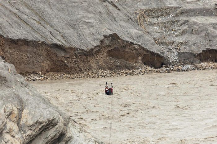 Dòng nước lũ trên sông Trishuli sau trận lũ quét ở huyện Nuwakot, Nepal. Ảnh: Reuters.