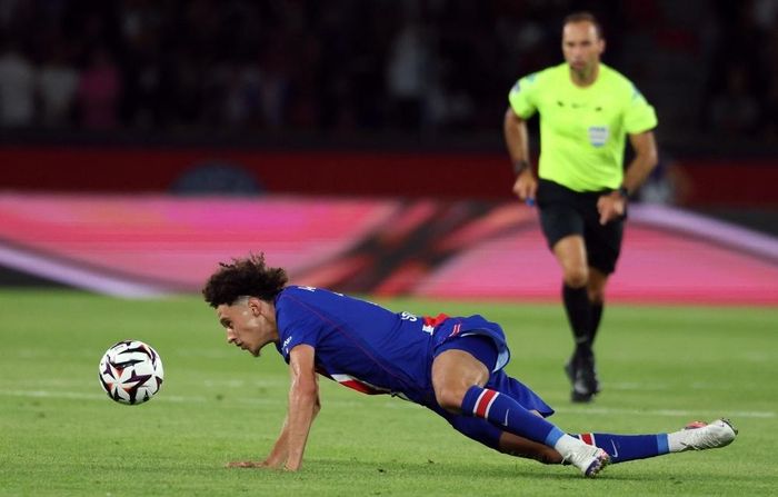  Bradley Barcola ra đi để lại khoảng trống ở khả năng chạy sau lưng hàng thủ, yếu tố từng giúp PSG kéo giãn đối phương và mở không gian cho các ngôi sao khác. 