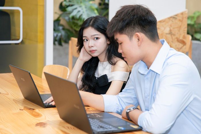 Lỗi lầm hay vấn đề của một người không gây chú ý nhiều như họ nghĩ. Ảnh minh họa: Phương Lâm. 
