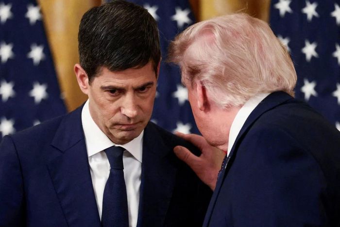 Tổng thống Mỹ Donald Trump trò chuyện cùng tân Chủ tịch Ngân hàng Trung ương Mỹ Kevin Warsh trong lễ nhậm chức của ông tại Nhà Trắng hồi tháng 5. Ảnh: Reuters.