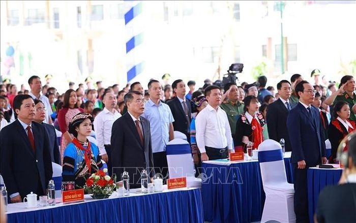 Từ Mường Khương, Thủ tướng Lê Minh Hưng cùng thầy trò nhà trường tham dự chương trình khai giảng được kết nối trực tuyến với các địa phương. Sự kiện diễn ra đồng thời với lễ khánh thành các trường phổ thông nội trú liên cấp tại các xã biên giới. Ảnh: Dương Giang/TTXVN.