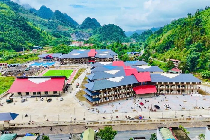  Trường Phổ thông nội trú Tiểu học và THCS Mường Khương được xây dựng trên khuôn viên gần 5 ha. Công trình gồm 9 khối nhà, phục vụ học tập, sinh hoạt và nội trú cho các em học sinh. Năm học 2026-2027, trường có 980 học sinh, phần lớn là con em đồng bào dân tộc thiểu số như người Mông, Dao, Bố Y, Nùng và Pa Dí. Ảnh: Văn Mạnh. 