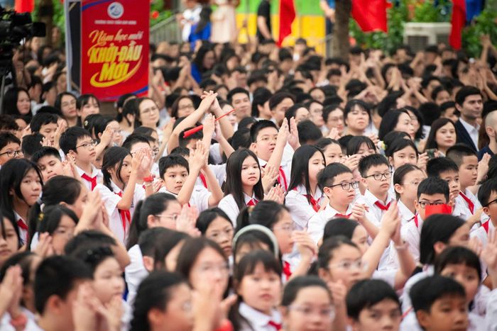  26 triệu học sinh, sinh viên trên cả nước bước vào năm học mới với nhiều thay đổi, cùng kỳ vọng về một nền giáo dục ngày càng phát triển, hiện đại và đáp ứng tốt hơn nhu cầu học tập. Ảnh: Đinh Hà. 