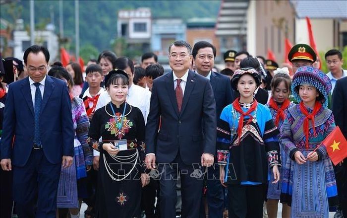  Sự hiện diện của lãnh đạo tại điểm trường Mường Khương góp phần tạo không khí đặc biệt trong ngày khai giảng. Các em học sinh chăm chú theo dõi chương trình, háo hức đón chờ những hoạt động đầu tiên của năm học mới. Ảnh: Dương Giang/TTXVN. 