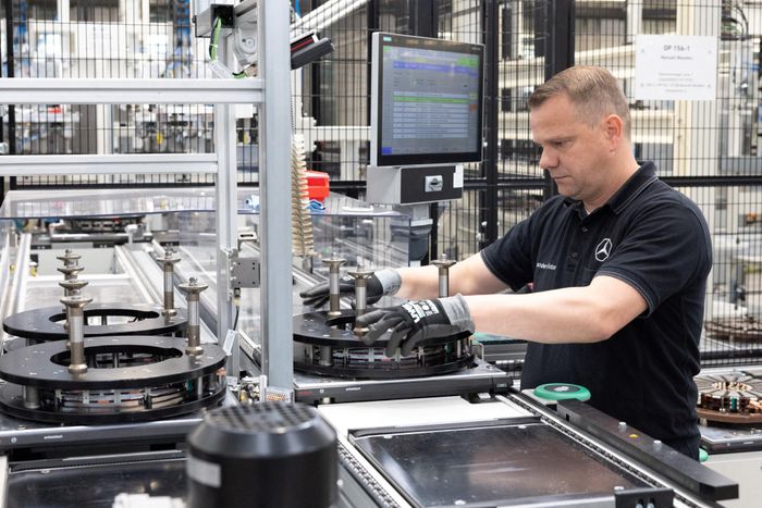  Kỹ sư làm việc trong công xưởng sản xuất động cơ của Mercedes-Benz tại Berlin, Đức. Ảnh: Reuters.