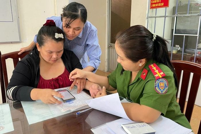  Người dân có thể nộp hồ sơ trực tiếp hoặc thực hiện trực tuyến qua Cổng dịch vụ công quốc gia, ứng dụng VNeID. Ảnh: Công an TP. Cần Thơ.