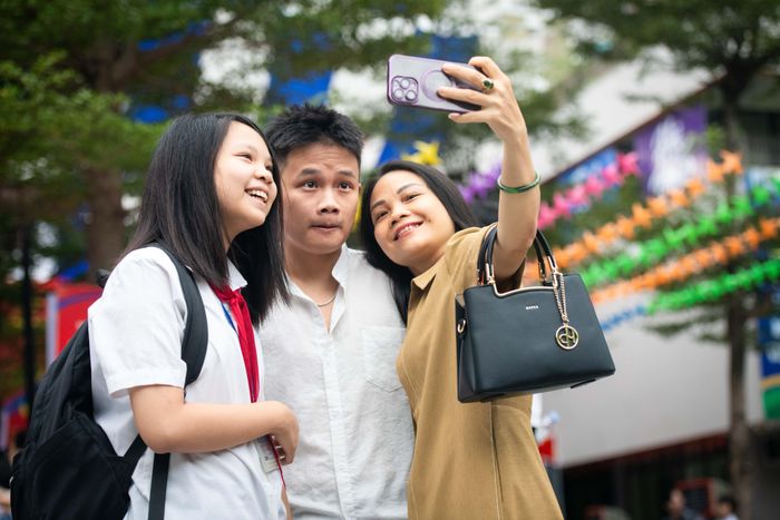  Thời tiết Hà Nội dịu mát, tạo điều kiện thuận lợi cho ngày khai trường. Nhiều phụ huynh đưa con đến trường, tranh thủ chụp ảnh lưu lại khoảnh khắc ngày đầu năm học. 