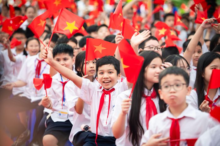  Ngay sau nhịp trống trường, hàng nghìn học sinh cùng hòa giọng trong giai điệu Như có Bác Hồ trong ngày đại thắng, khép lại buổi lễ khai giảng ngắn gọn, trang nghiêm. 