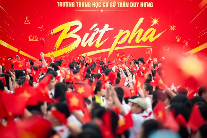  Chủ đề chung của ngành giáo dục năm học này là Đổi mới tư duy - Chuyển biến mạnh mẽ - Kết quả thực chất. Lễ khai giảng diễn ra sau cuộc sắp xếp mạng lưới trường công quy mô nhất trong gần 50 năm qua, cơ bản hoàn thành hôm 30/8. Số cơ sở giáo dục dự kiến giảm từ 37.515 xuống còn 18.575, tương ứng giảm 50,5%. Hai mô hình sau sáp nhập là trường một cấp quy mô lớn (có các phân hiệu, điểm trường) và trường liên cấp.