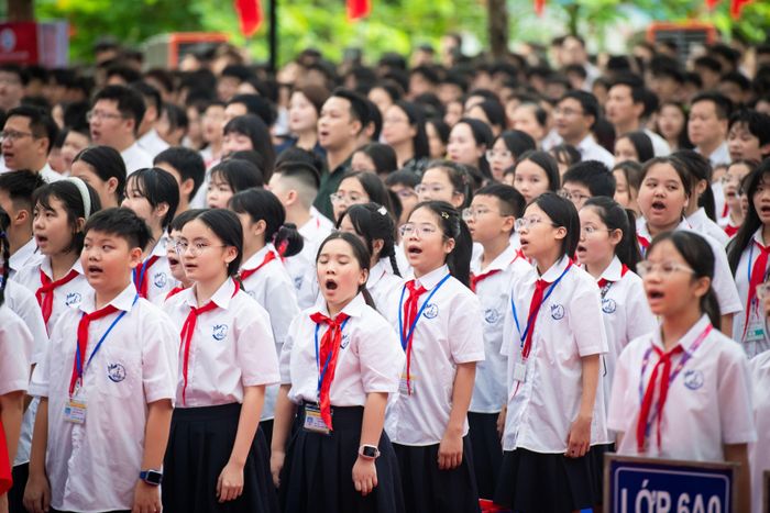  Sau tiết mục văn nghệ chào mừng tại điểm cầu trung tâm là nghi lễ chào cờ. Cô Thanh Thư (giáo viên nhà trường) nói đây là khoảnh khắc khiến cô xúc động và tự hào nhất, khi toàn thể thầy cô, phụ huynh và học sinh cùng hướng về màn hình, tham dự lễ khai giảng trực tuyến toàn quốc. "Tôi rất vui và hạnh phúc khi nhìn thấy từng ánh mắt phấn khởi, niềm vui của các con khi bước vào năm học mới. Hy vọng năm học này sẽ thành công rực rỡ với thầy và trò nhà trường", cô giáo chia sẻ. 