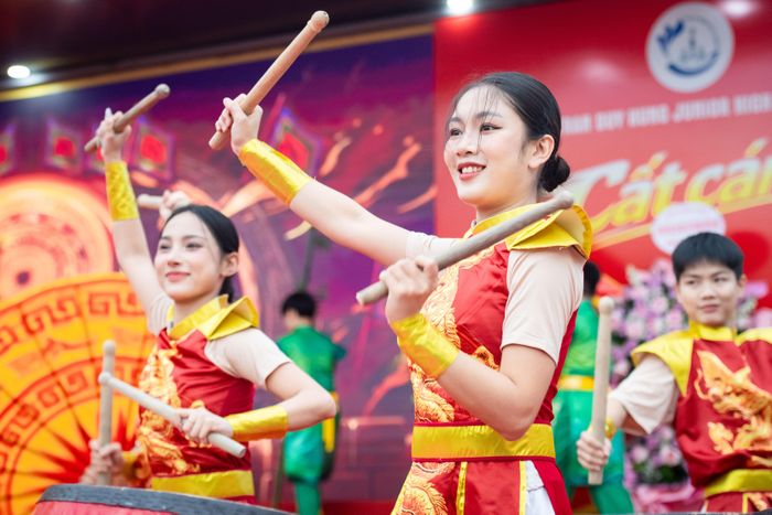  Chương trình bắt đầu bằng màn biểu diễn trống hội và các tiết mục văn nghệ do giáo viên, học sinh nhà trường thể hiện, khuấy động không khí ngày hội đến trường. Để có 15 phút biểu diễn trên sân khấu, thầy trò đã chuẩn bị trong hai tuần qua. Trước đó, các em được tập luyện tại các câu lạc bộ năng khiếu do trường tổ chức trong dịp hè. 