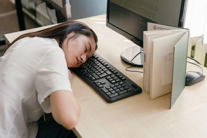 Nhiều người cắt giảm thời gian ngủ vì công việc, học tập rồi cố gắng ngủ bù khi có thời gian rảnh, dễ tạo thành thói quen thiếu ngủ kéo dài. Ảnh: Pexels.