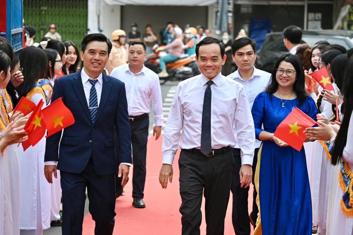  Năm nay, trường THPT Trần Khai Nguyên được chọn làm điểm cầu chính của TP.HCM trong chương trình khai giảng. Buổi lễ có sự tham dự của nhiều lãnh đạo thành phố và ngành giáo dục, trong đó có ông Trần Lưu Quang, Ủy viên Bộ Chính trị, Bí thư Thành ủy TP.HCM; ông Nguyễn Văn Được, Ủy viên Trung ương Đảng, Phó bí thư Thành ủy, Chủ tịch UBND TP.HCM; ông Nguyễn Tấn Phát, Giám đốc Sở GD&ĐT TP.HCM. 