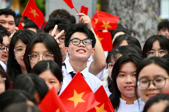 Học sinh các khối lớp chào đón năm học mới trong những tâm trạng khác nhau. Học sinh lớp 10 vừa hồi hộp, vừa háo hức trong lễ khai giảng đầu tiên ở bậc THPT. Trong khi đó, với học sinh lớp 12, đây là lần cuối các em dự lễ khai giảng tại Trần Khai Nguyên, nên không tránh khỏi chút bồi hồi khi năm học cuối cấp bắt đầu.