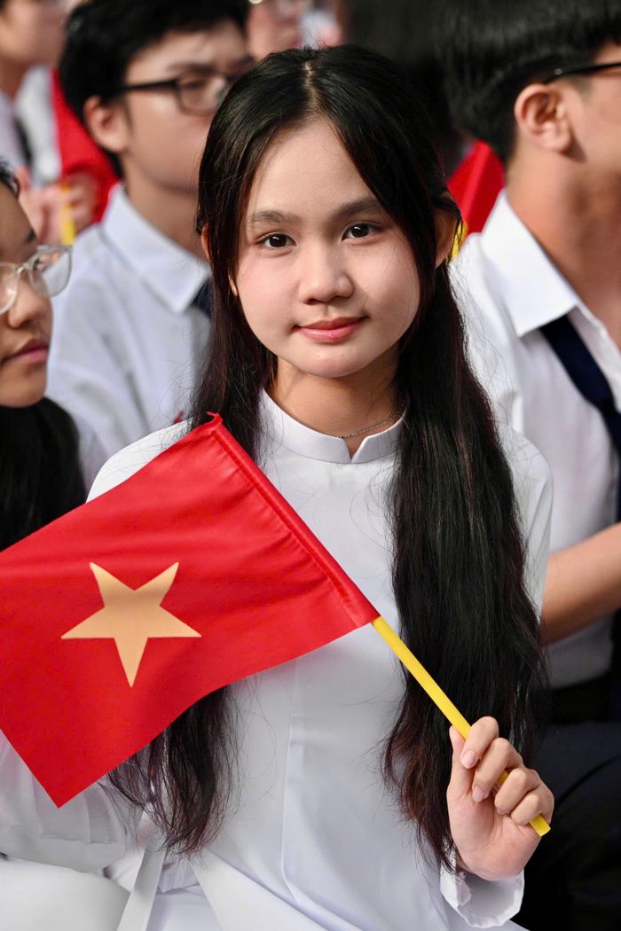 Đến 7h30, trường THPT Trần Khai Nguyên kết nối với chương trình khai giảng chung toàn quốc. Chương trình kéo dài một giờ, gồm các nội dung như văn nghệ chào mừng, chào cờ, đọc thư gửi ngành giáo dục, phát biểu của đại diện các trường nội trú liên cấp biên giới, học sinh và lãnh đạo Đảng, Nhà nước. Chương trình cũng có nghi thức cắt băng khánh thành, bàn giao công trình trường học tại khu vực biên giới và kết thúc bằng nghi thức đánh trống khai giảng năm học mới.