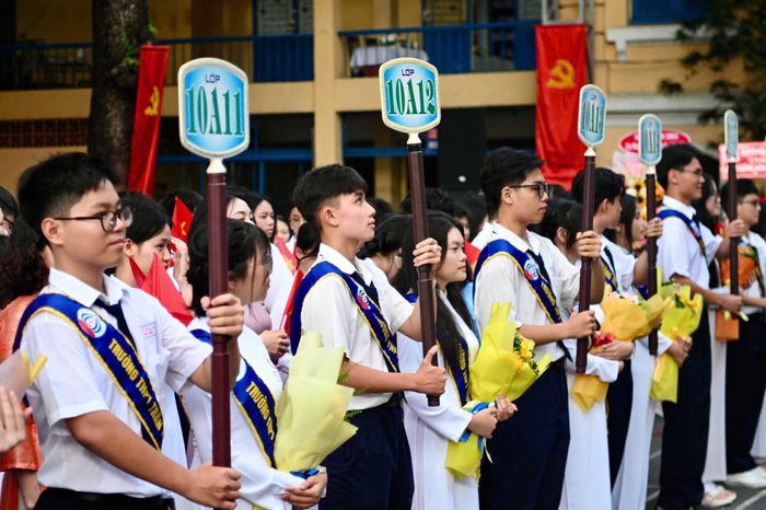 Trước khi bước vào chương trình khai giảng chung với các điểm cầu trên cả nước, trường THPT Trần Khai Nguyên tổ chức nghi thức đón 716 học sinh lớp 10. Đây là những học sinh vừa trúng tuyển vào lớp 10 năm 2026 và chính thức trở thành thành viên của trường trong năm học mới. 716 học sinh được chào đón theo từng lớp, lần lượt tiến vào khu vực tổ chức lễ. Nghi thức diễn ra trong không khí sôi động, mở đầu cho lễ khai giảng tại điểm cầu chính của TP.HCM.
