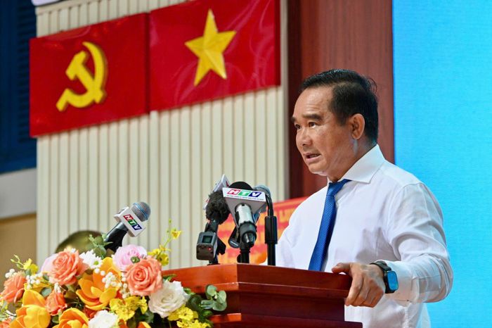  Phát biểu tại lễ khai giảng, ông Nguyễn Văn Được, Phó bí thư Thành ủy, Chủ tịch UBND TP.HCM, gửi lời chúc mừng đến thầy cô, phụ huynh và học sinh trường THPT Trần Khai Nguyên, đồng thời nhấn mạnh yêu cầu đổi mới giáo dục trong giai đoạn mới. Ông cho rằng giáo dục thành phố cần hướng đến sự hiện đại, hội nhập, ứng dụng mạnh mẽ khoa học - công nghệ nhưng trước hết phải lấy người học làm trung tâm. “Thành phố không kỳ vọng ở các em những điểm số cao, mà kỳ vọng các em là những con người tử tế, có năng lực, có khát vọng và có trách nhiệm với thành phố và quê hương, đất nước”, ông Nguyễn Văn Được nói. 