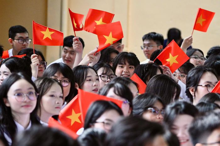  Một trong những định hướng đáng chú ý là đưa công nghệ và trí tuệ nhân tạo vào hoạt động giáo dục phù hợp với từng cấp học. Ngành giáo dục thành phố dự kiến đẩy mạnh giáo dục STEM, khoa học máy tính, AI, công nghệ số, hướng nghiệp và khởi nghiệp, đồng thời từng bước trang bị cho học sinh kỹ năng sử dụng AI an toàn và có trách nhiệm. Cùng với đó, việc triển khai dạy học 2 buổi/ngày, đổi mới phương pháp kiểm tra, đánh giá và nâng cao chất lượng giáo dục hướng nghiệp, phân luồng tiếp tục trở thành trọng tâm của ngành giáo dục thành phố. 