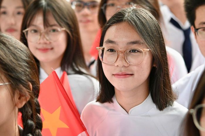  Năm học này, ngành giáo dục TP.HCM xác định chủ đề “Đổi mới tư duy - Chuyển biến mạnh mẽ - Kết quả thực chất”. Theo đó, thành phố tập trung vào 11 nhóm nhiệm vụ, trong đó có đổi mới quản trị nhà trường, nâng cao chất lượng giáo dục, phát triển đội ngũ nhà giáo, tăng cường cơ sở vật chất và đẩy mạnh chuyển đổi số, dữ liệu và ứng dụng trí tuệ nhân tạo trong giáo dục. Thành phố cũng đặt yêu cầu tăng cường giáo dục đạo đức, lối sống, bảo đảm an toàn trường học và phát triển mô hình “Trường học hạnh phúc”. 