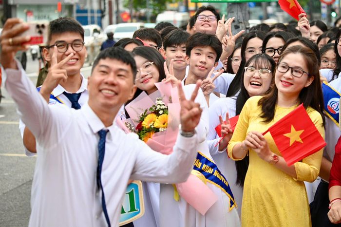  Giáo viên và học sinh tranh thủ chụp ảnh, cùng nhau ghi lại những khoảnh khắc khó quên của lễ khai giảng đặc biệt.