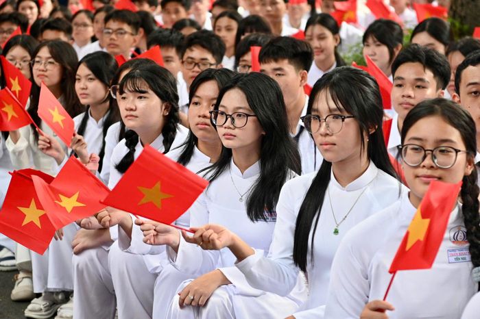  Với quy mô hơn 2,62 triệu học sinh, năm học 2026-2027 là một năm học đặc biệt của TP.HCM. Thành phố bước vào năm học mới với lễ khai giảng chung diễn ra sáng 5/9, đồng thời đặt ra nhiều yêu cầu đổi mới trong quản lý và dạy học, hướng đến những chuyển biến rõ hơn về chất lượng giáo dục. 