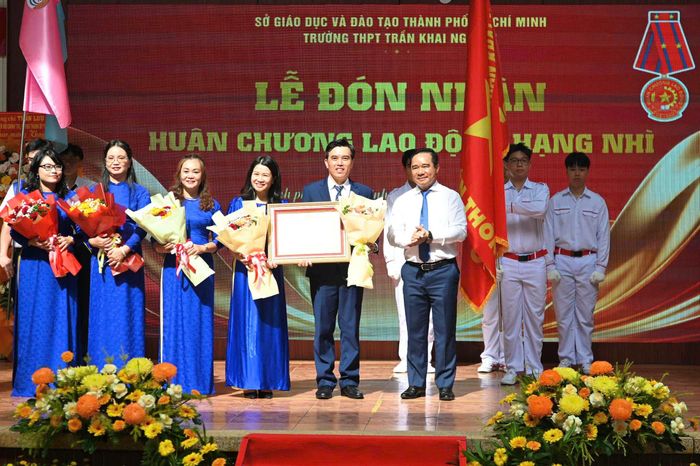  Sau nghi thức khai giảng chung, chương trình tại trường THPT Trần Khai Nguyên tiếp tục với lễ đón nhận Huân chương Lao động hạng Nhì. Phần thưởng này ghi nhận chặng đường hơn 50 năm xây dựng và phát triển của nhà trường, với sự đóng góp của nhiều thế hệ cán bộ quản lý, giáo viên, nhân viên và học sinh. Đây cũng là dịp để nhà trường nhìn lại những dấu mốc trong quá trình nâng cao chất lượng giáo dục và xây dựng truyền thống riêng của trường. 