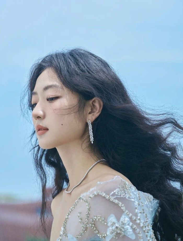 Ngay từ khi mới bước chân vào ngành giải trí, Tôn Thiên đã thu hút sự chú ý nhờ vẻ ngoài lạnh lùng, khí chất phóng khoáng và diện mạo được nhận xét có nhiều nét tương đồng với Jun Ji Hyun. Từ đó, biệt danh “Jun Ji Hyun vùng Đông Bắc” thường được dùng để nói về cô, theo HK01. Tuy nhiên, Tôn Thiên không muốn sự nghiệp chỉ xoay quanh nhãn mác nhan sắc. Thay vào đó, cô tiếp tục lựa chọn các tác phẩm để chứng minh khả năng diễn xuất. Nữ diễn viên được đánh giá là khá nghiêm túc với công việc. Cô thường chuẩn bị kỹ trước khi bước vào một dự án, chú ý đến từng chi tiết của nhân vật và không ngại xuất hiện trước máy quay với gương mặt không trang điểm. Ảnh: QQ.