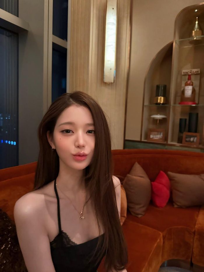 Jang Won Young đón sinh nhật tuổi 22 vào ngày 31/8. Nữ thần tượng chia sẻ loạt ảnh trong ngày đặc biệt, xuất hiện bên hoa, bánh kem và quà tặng từ các thương hiệu. Tuy nhiên, một số chi tiết trong những bức ảnh nhanh chóng thu hút sự chú ý. Một bộ phận người dùng mạng cho rằng Won Young đeo chiếc nhẫn đính đá ruby thuộc dòng Solitaire 1895 của Cartier, trong khi cô hiện là đại sứ của Bvlgari. Địa điểm tổ chức tiệc cũng được cho là Paradise City, khu nghỉ dưỡng cao cấp tại Hàn Quốc.