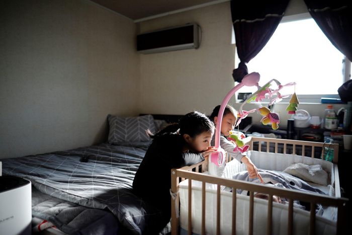  Việc sinh con ngoài hôn nhân từng bị xem là điều lệch chuẩn ở Hàn Quốc. Ảnh: Reuters. 