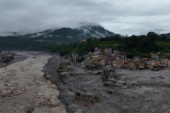  Toàn cảnh bùn đất phủ kín nhiều nhà cửa và công trình sau trận lũ quét tại Trishuli, huyện Nuwakot, Nepal, ngày 27/8. 